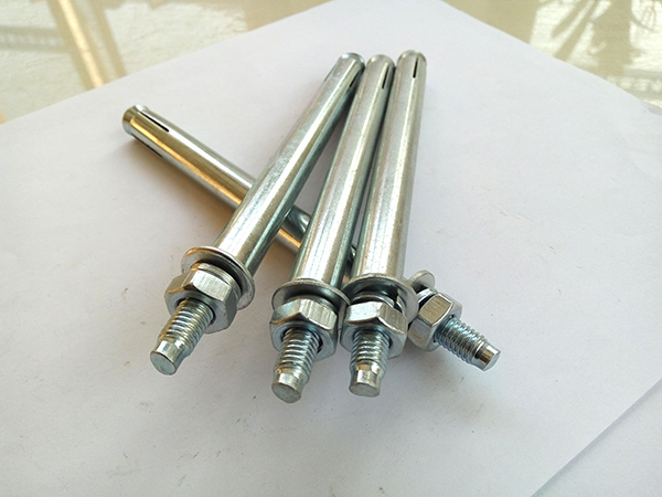 Expansive bolt